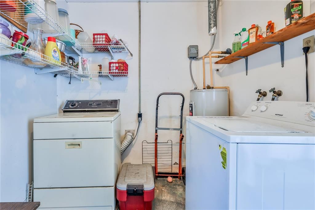 For Sale: $199,000 (2 beds, 1 baths, 884 Square Feet)