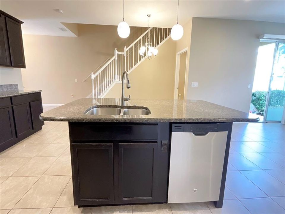 合同活跃: $369,900 (3 贝兹, 2 浴室, 2016 平方英尺)