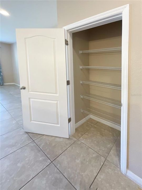 合同活跃: $369,900 (3 贝兹, 2 浴室, 2016 平方英尺)