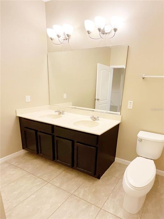 合同活跃: $369,900 (3 贝兹, 2 浴室, 2016 平方英尺)