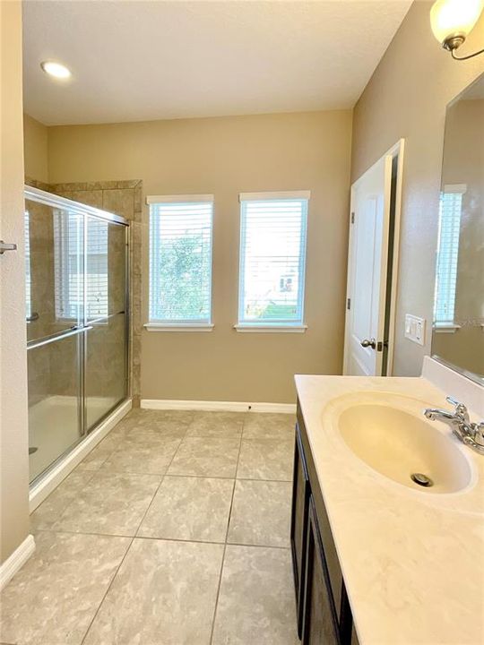 合同活跃: $369,900 (3 贝兹, 2 浴室, 2016 平方英尺)