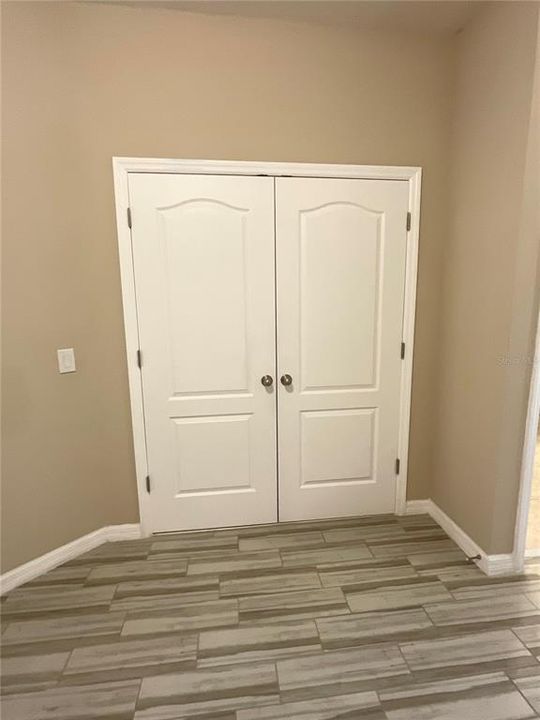 合同活跃: $369,900 (3 贝兹, 2 浴室, 2016 平方英尺)