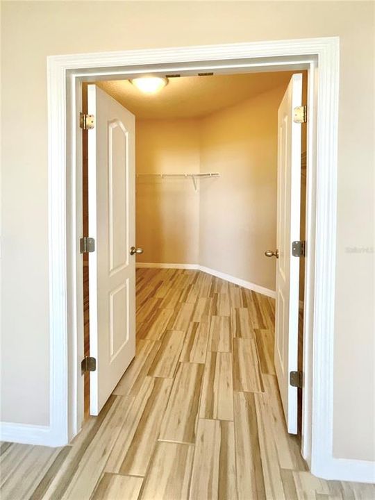 合同活跃: $369,900 (3 贝兹, 2 浴室, 2016 平方英尺)