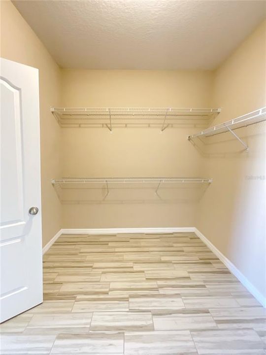 合同活跃: $369,900 (3 贝兹, 2 浴室, 2016 平方英尺)