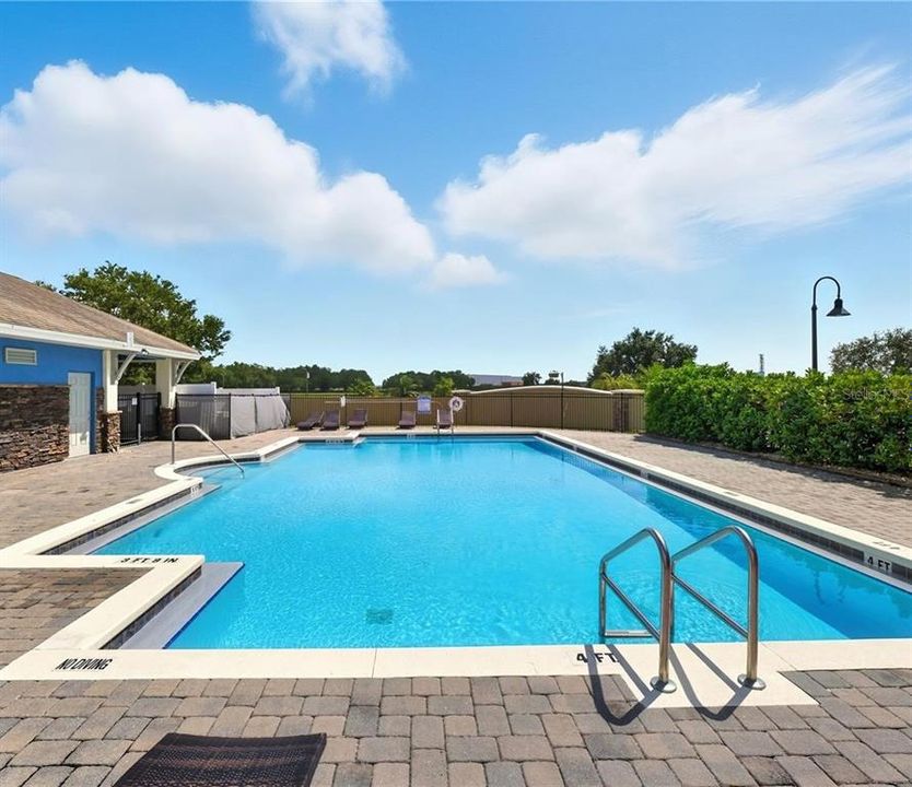 合同活跃: $369,900 (3 贝兹, 2 浴室, 2016 平方英尺)