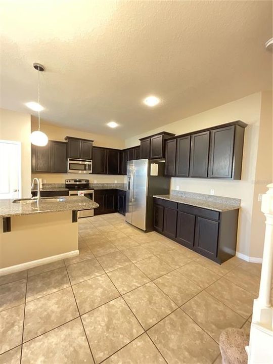 合同活跃: $369,900 (3 贝兹, 2 浴室, 2016 平方英尺)