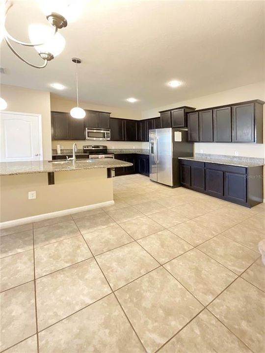 合同活跃: $369,900 (3 贝兹, 2 浴室, 2016 平方英尺)