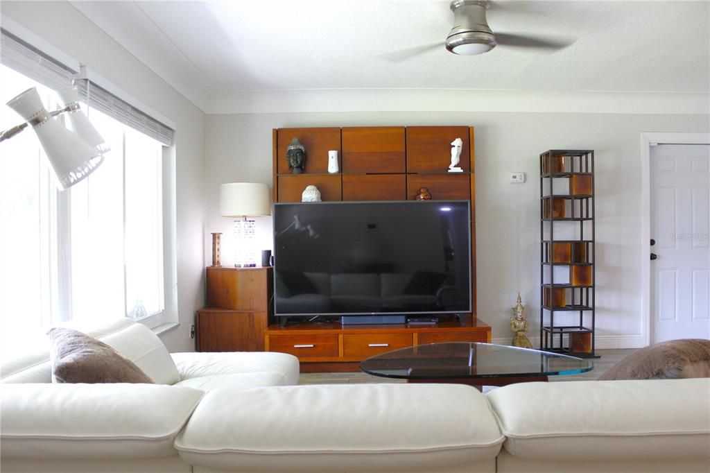 Под контрактом: $629,000 (4 спален, 2 ванн, 1666 Квадратных фут)