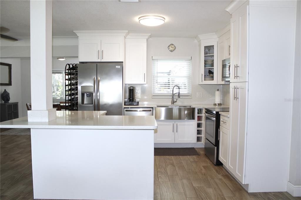 Под контрактом: $629,000 (4 спален, 2 ванн, 1666 Квадратных фут)