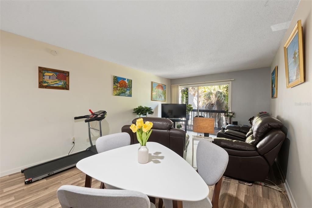 待售: $170,000 (2 贝兹, 2 浴室, 1068 平方英尺)