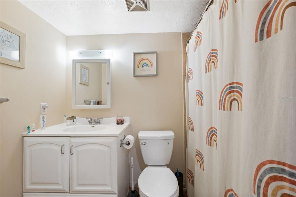 待售: $170,000 (2 贝兹, 2 浴室, 1068 平方英尺)