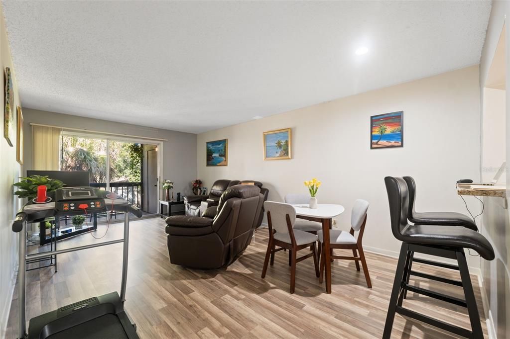 待售: $170,000 (2 贝兹, 2 浴室, 1068 平方英尺)