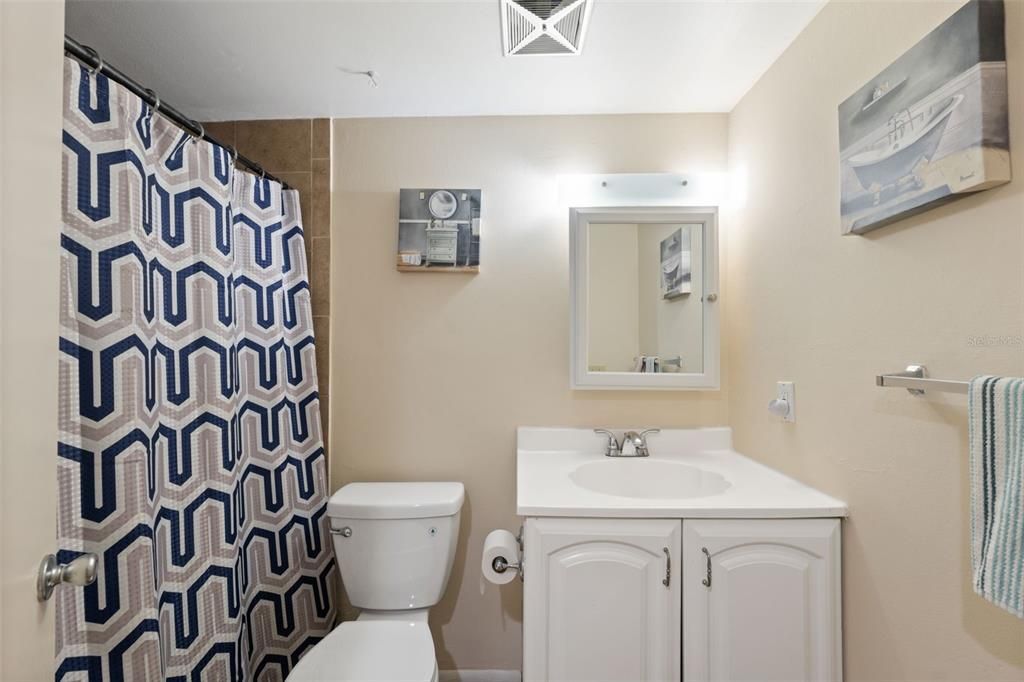 待售: $170,000 (2 贝兹, 2 浴室, 1068 平方英尺)