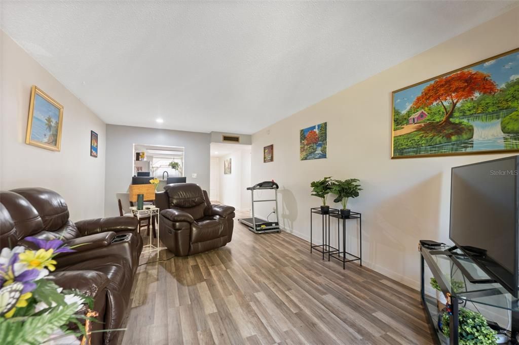 待售: $170,000 (2 贝兹, 2 浴室, 1068 平方英尺)