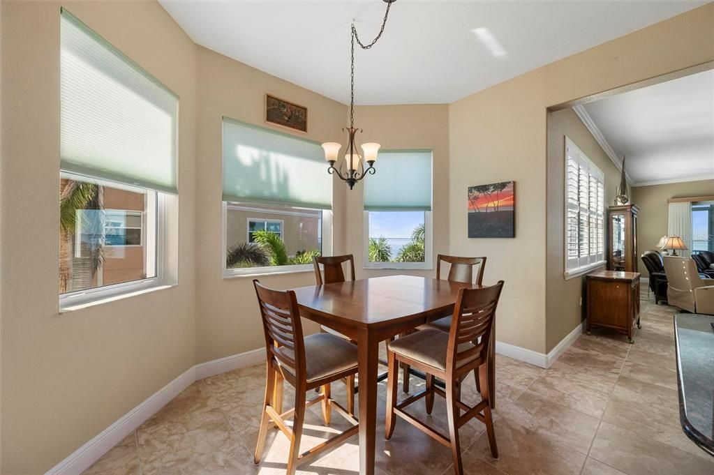 合同活跃: $639,000 (3 贝兹, 3 浴室, 2745 平方英尺)