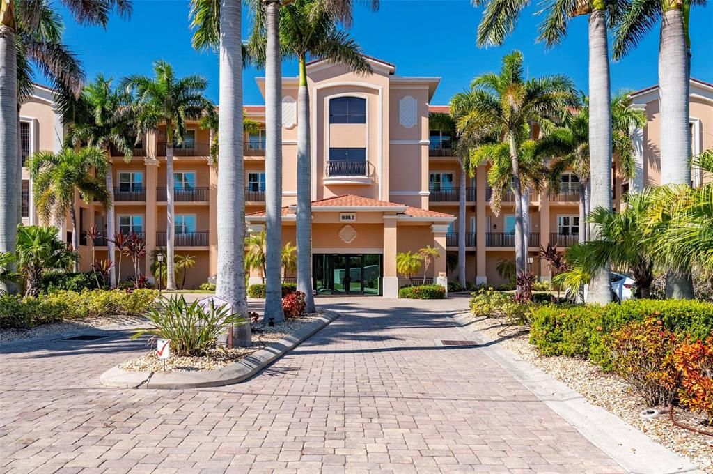 合同活跃: $639,000 (3 贝兹, 3 浴室, 2745 平方英尺)