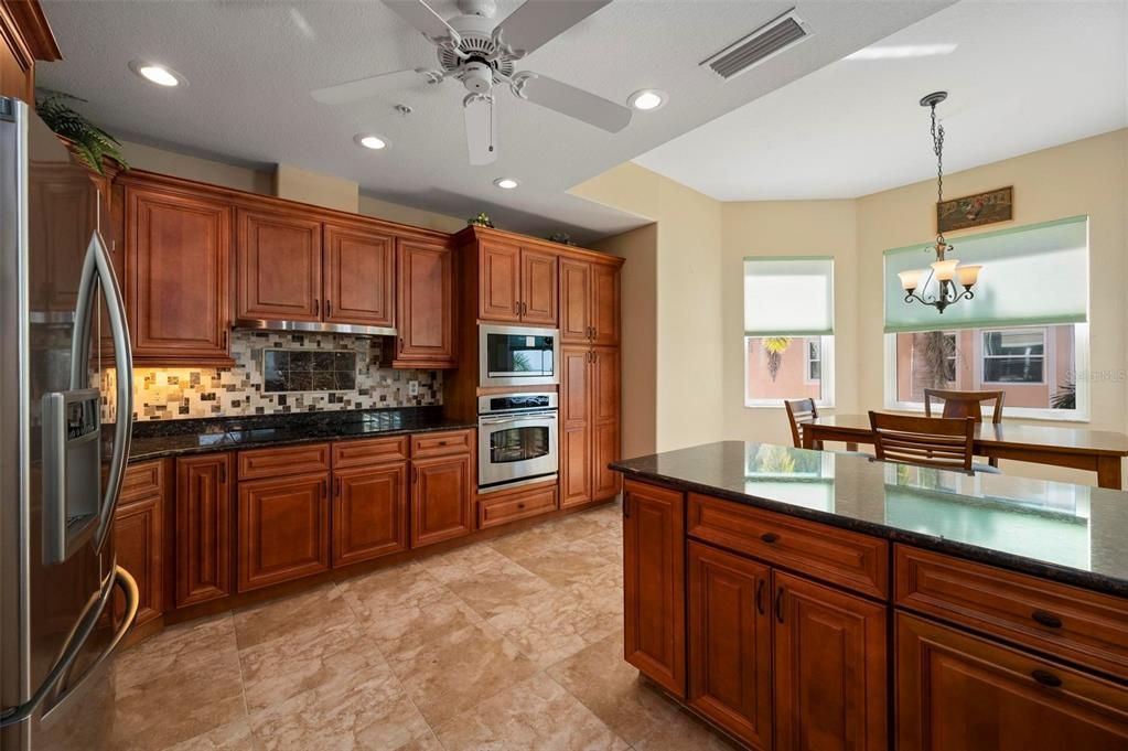 合同活跃: $639,000 (3 贝兹, 3 浴室, 2745 平方英尺)