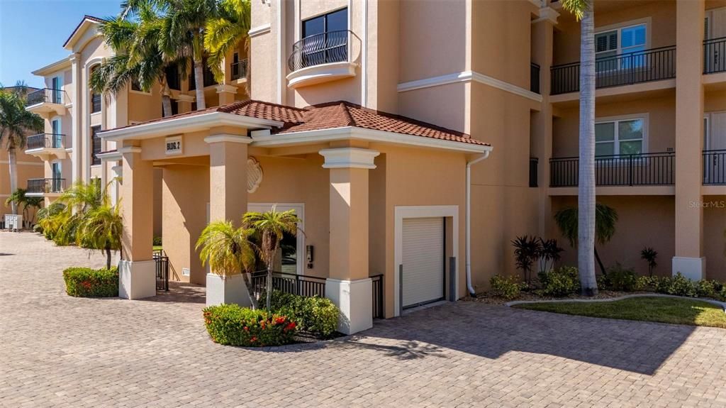 合同活跃: $639,000 (3 贝兹, 3 浴室, 2745 平方英尺)