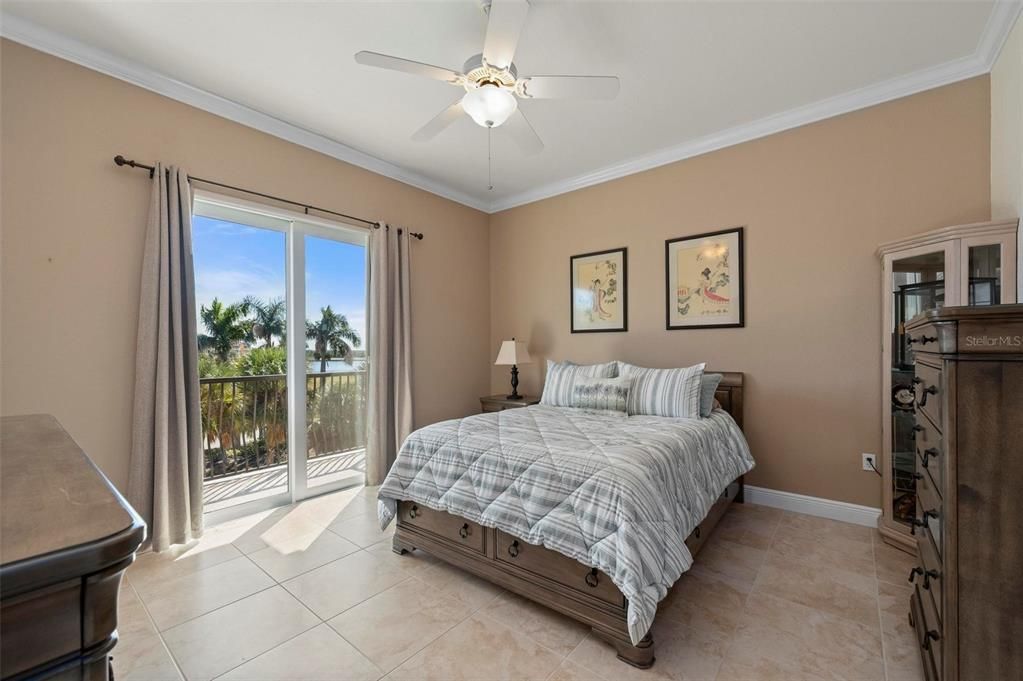 合同活跃: $639,000 (3 贝兹, 3 浴室, 2745 平方英尺)