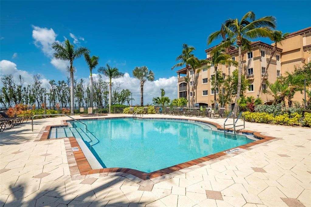 合同活跃: $639,000 (3 贝兹, 3 浴室, 2745 平方英尺)