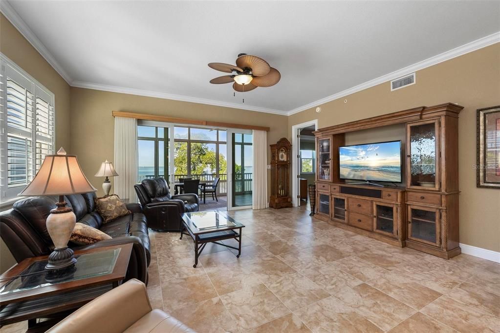 合同活跃: $639,000 (3 贝兹, 3 浴室, 2745 平方英尺)