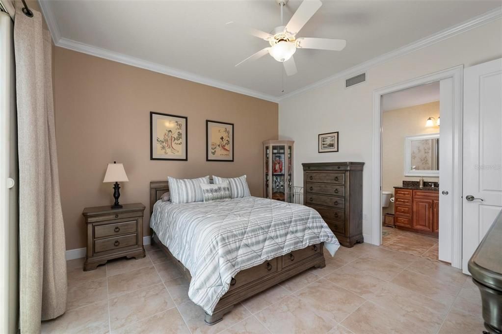 合同活跃: $639,000 (3 贝兹, 3 浴室, 2745 平方英尺)