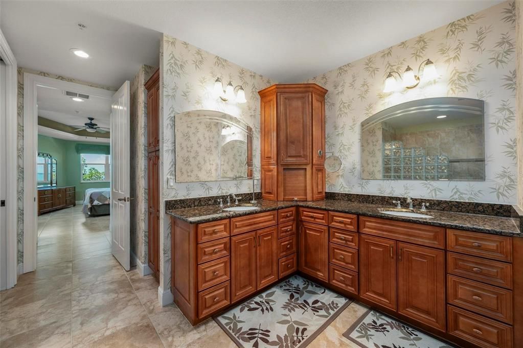 合同活跃: $639,000 (3 贝兹, 3 浴室, 2745 平方英尺)