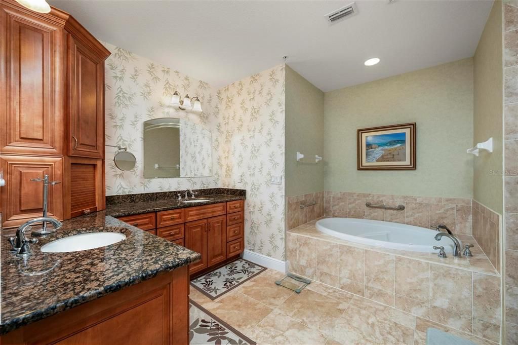 合同活跃: $639,000 (3 贝兹, 3 浴室, 2745 平方英尺)