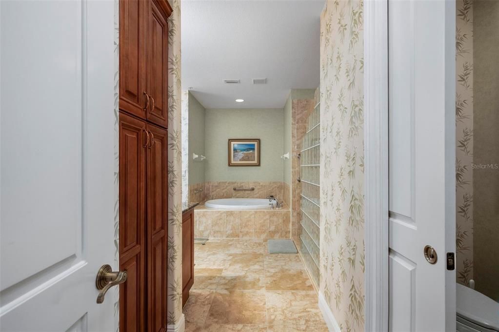 合同活跃: $639,000 (3 贝兹, 3 浴室, 2745 平方英尺)