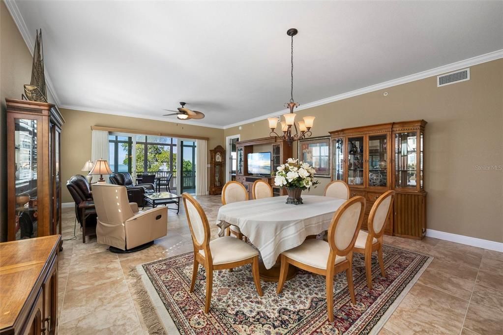 合同活跃: $639,000 (3 贝兹, 3 浴室, 2745 平方英尺)