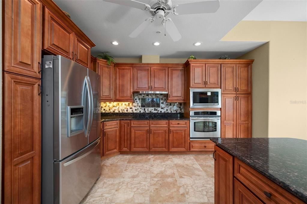 合同活跃: $639,000 (3 贝兹, 3 浴室, 2745 平方英尺)