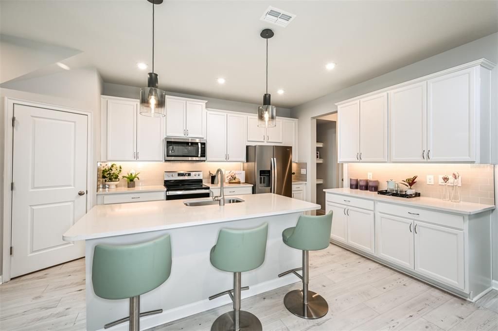 Active With Contract: $374,000 (3 beds, 2 baths, 1667 Square Feet)