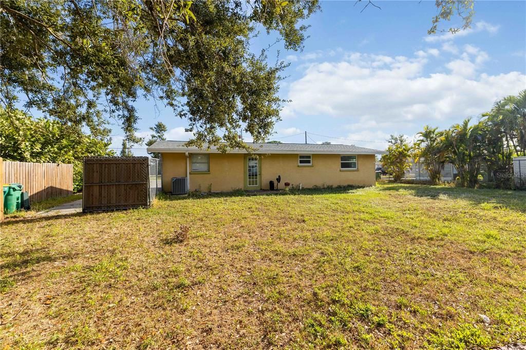 For Sale: $220,000 (2 beds, 1 baths, 869 Square Feet)