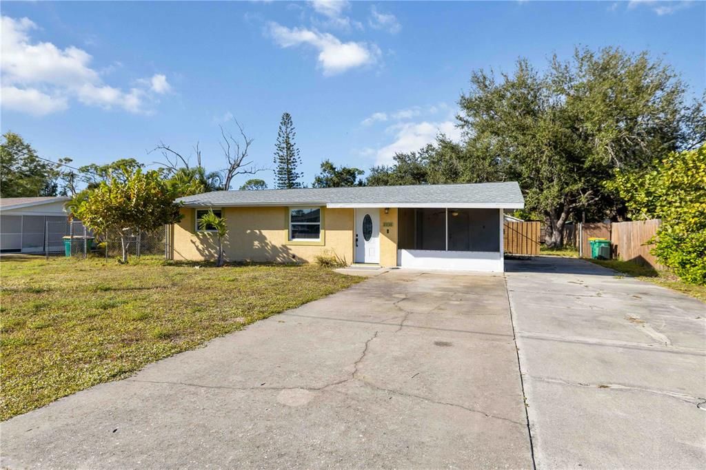 For Sale: $220,000 (2 beds, 1 baths, 869 Square Feet)