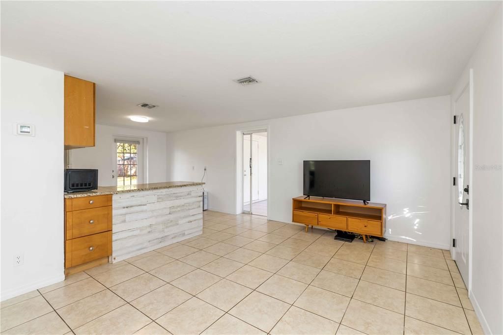 For Sale: $220,000 (2 beds, 1 baths, 869 Square Feet)