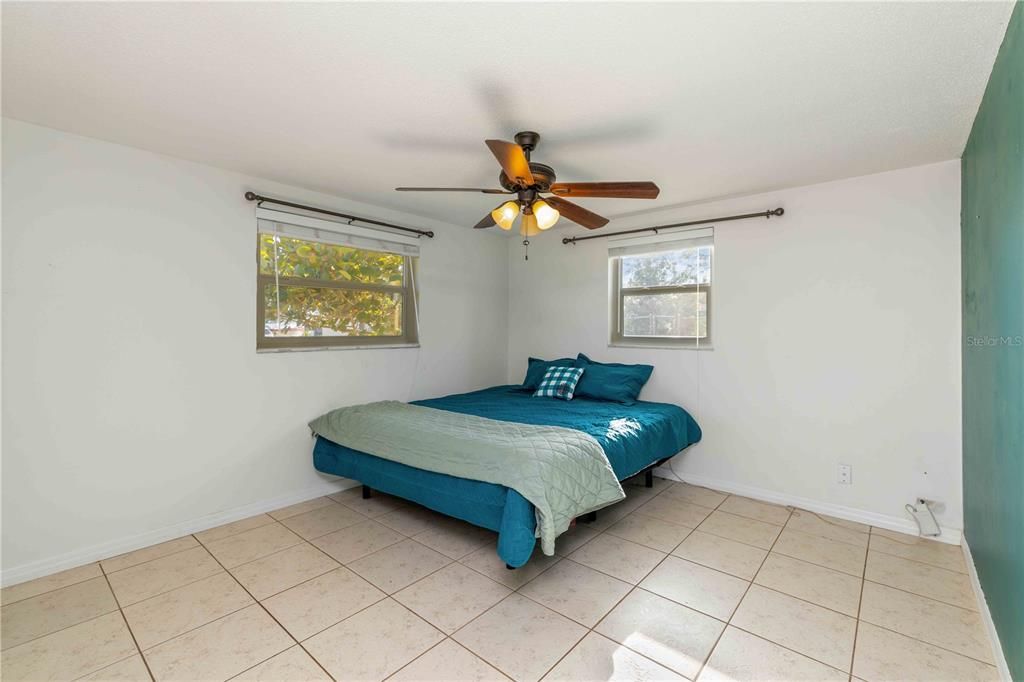 For Sale: $220,000 (2 beds, 1 baths, 869 Square Feet)