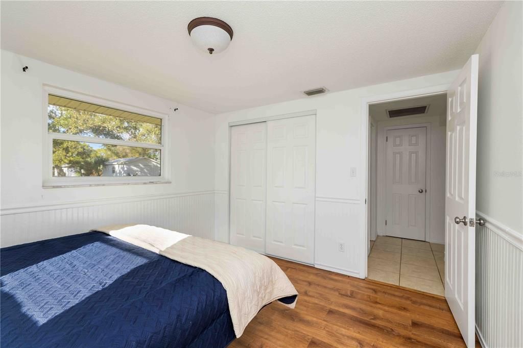 For Sale: $220,000 (2 beds, 1 baths, 869 Square Feet)