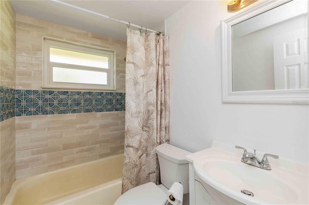 For Sale: $220,000 (2 beds, 1 baths, 869 Square Feet)