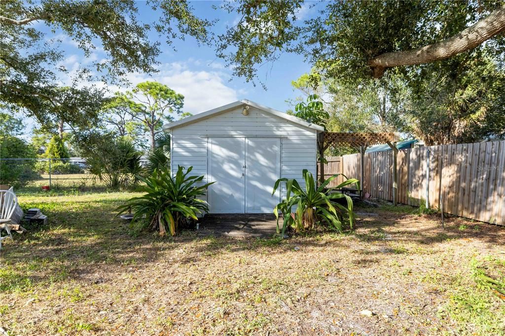 For Sale: $220,000 (2 beds, 1 baths, 869 Square Feet)