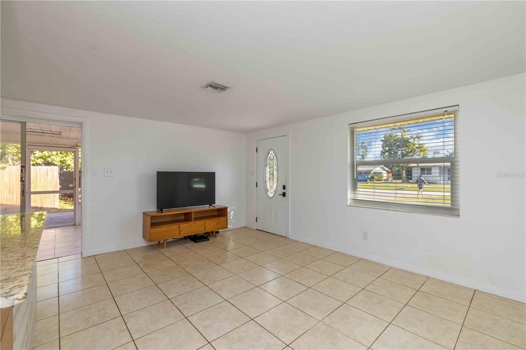 For Sale: $220,000 (2 beds, 1 baths, 869 Square Feet)