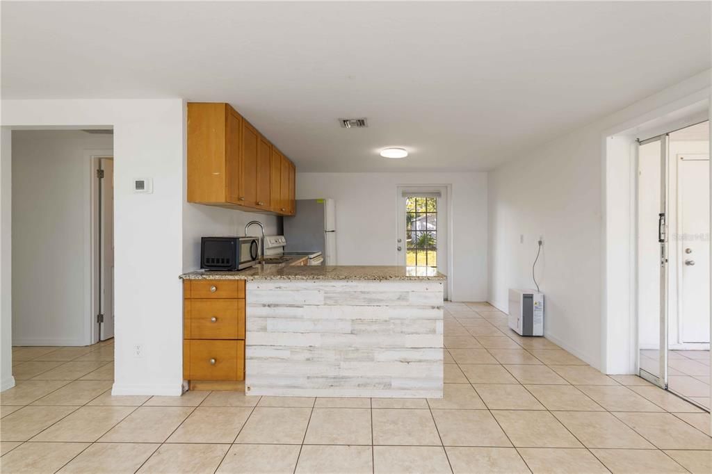 For Sale: $220,000 (2 beds, 1 baths, 869 Square Feet)
