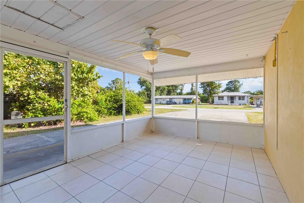 For Sale: $220,000 (2 beds, 1 baths, 869 Square Feet)