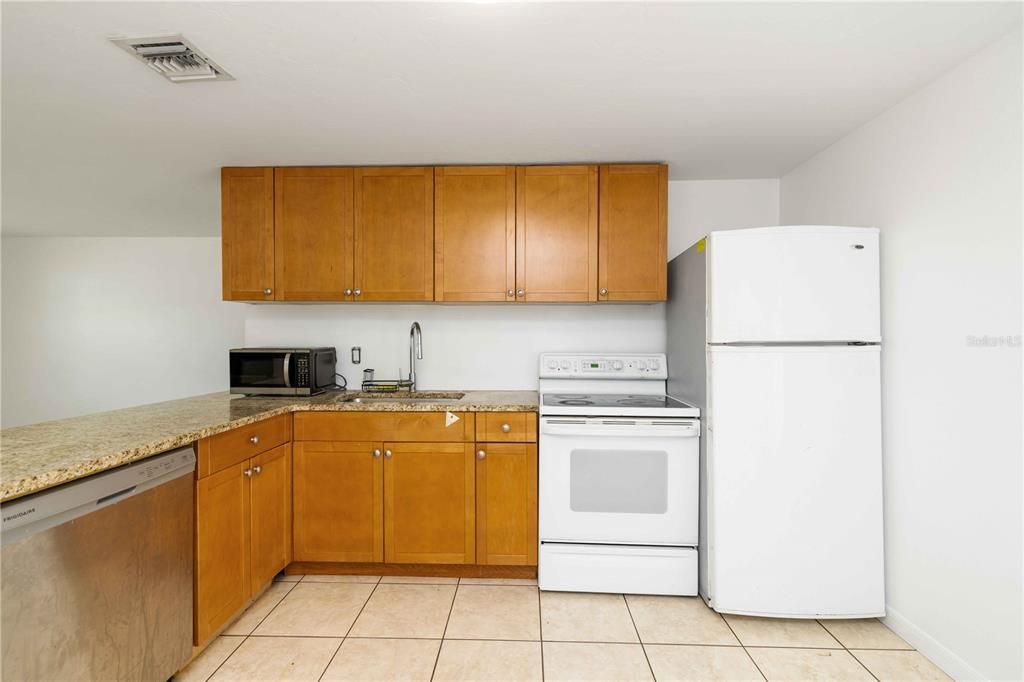 For Sale: $220,000 (2 beds, 1 baths, 869 Square Feet)