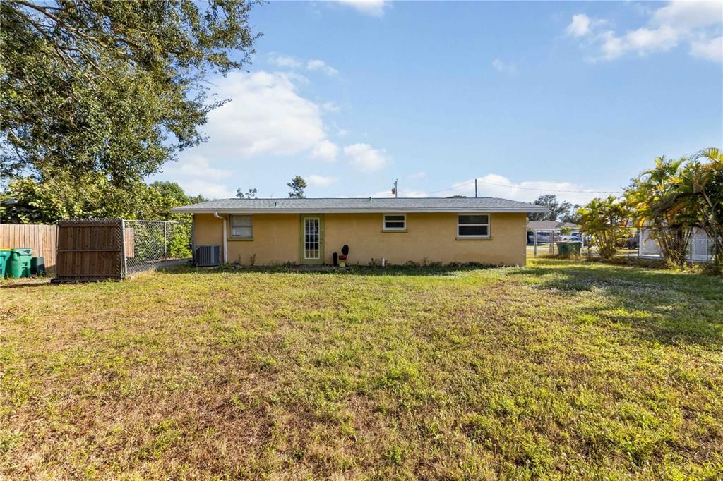 For Sale: $220,000 (2 beds, 1 baths, 869 Square Feet)