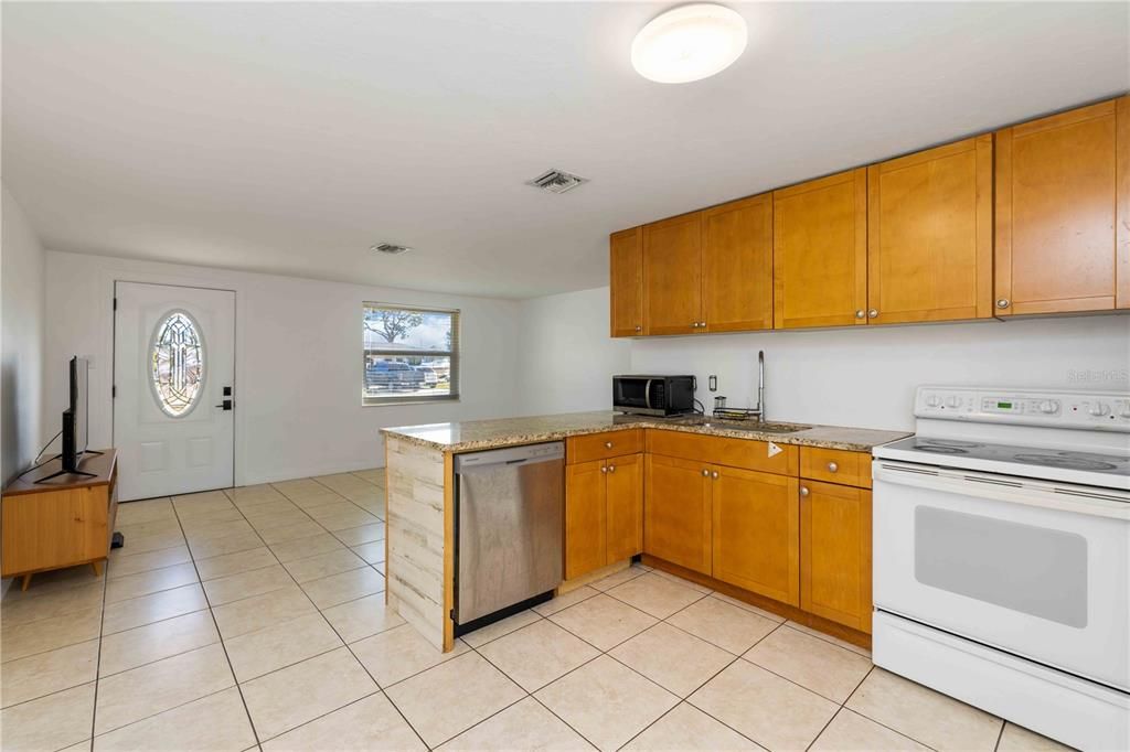 For Sale: $220,000 (2 beds, 1 baths, 869 Square Feet)