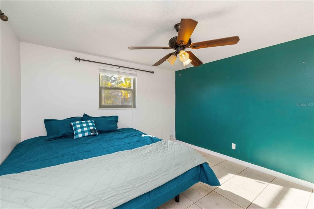 For Sale: $220,000 (2 beds, 1 baths, 869 Square Feet)