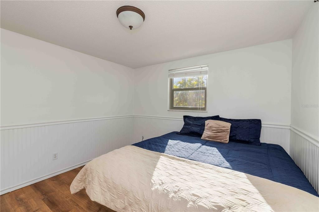 For Sale: $220,000 (2 beds, 1 baths, 869 Square Feet)