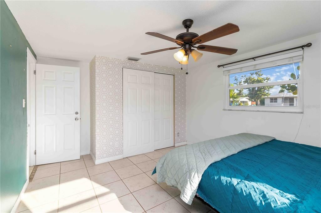 For Sale: $220,000 (2 beds, 1 baths, 869 Square Feet)