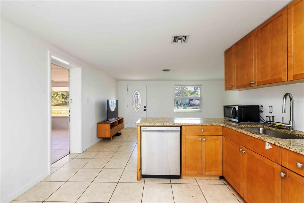 For Sale: $220,000 (2 beds, 1 baths, 869 Square Feet)