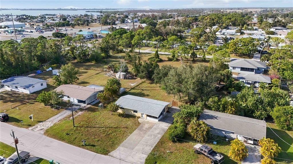 For Sale: $220,000 (2 beds, 1 baths, 869 Square Feet)